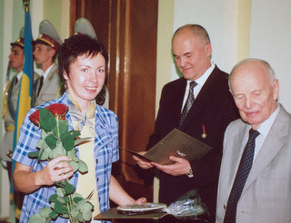Ольга Карпенко получает Лауреатский диплом журнала из рук академика Б.Е.Патона